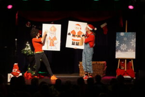 KESS und Tommy zeigen Weihnachtsbilder.