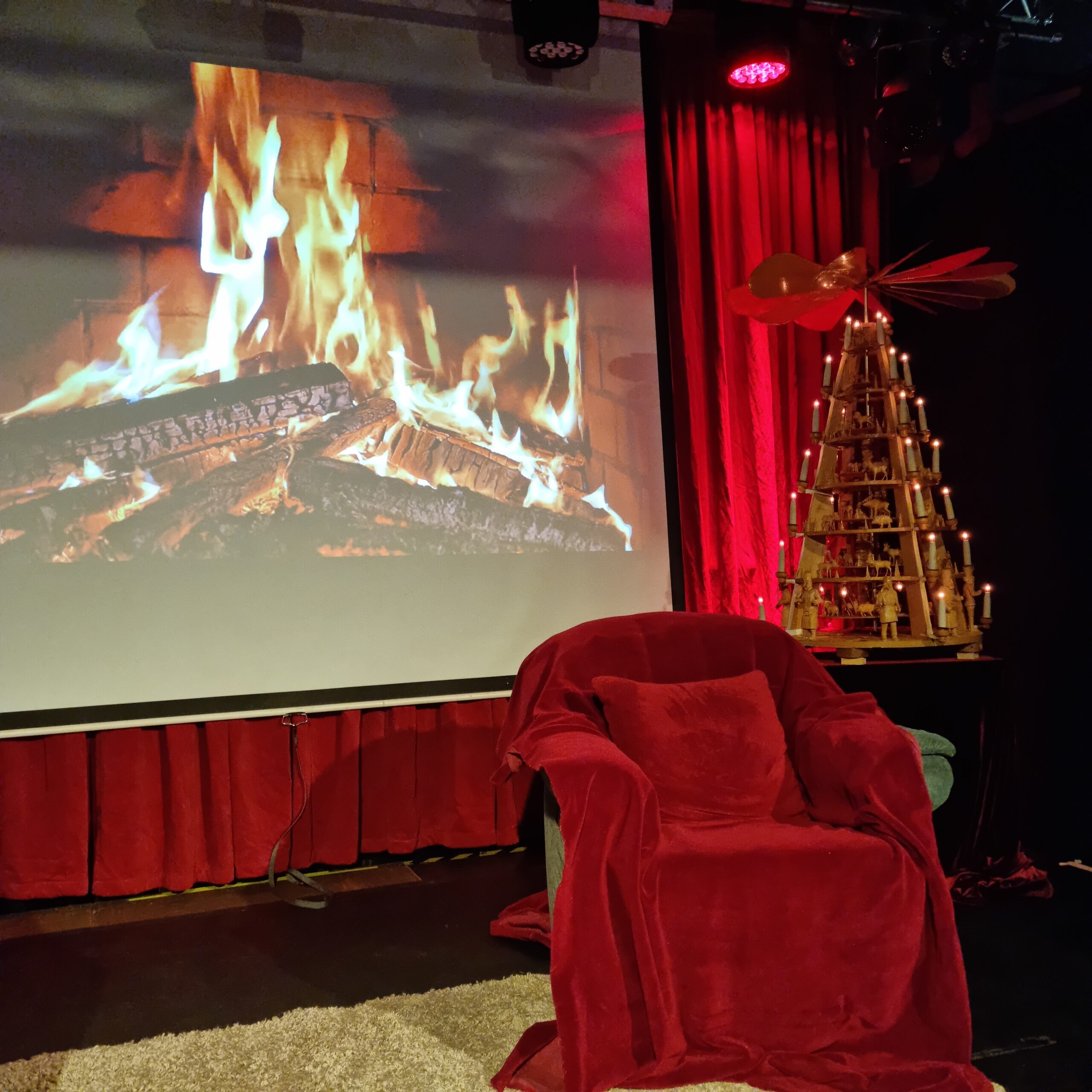 Bild von Bühne mit weihnachtlicher Dekoration und Lesesessel